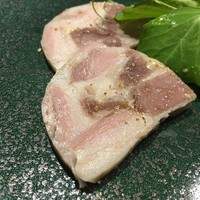 メランジェ - 鳥取産の猪バラ肉のプレッセ　エンドウ豆の新芽添え