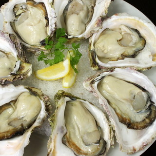年中通して味わえる新鮮な“生牡蠣”を様々なソースと共に…