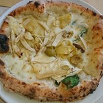 Pizzeria Bakka M'unica - 本日のきまぐれ
      
      オリーブとイタリアのタケノコみたいな食材を使ったピザ