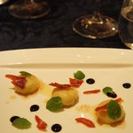 SALONE 2007 - ニョッキ　空豆とリコッタ、生ハムクロッカンテ♪ぷっくらと滑らかなニョッキが青臭さも爽やかな空豆とリコッタチーズを包み、口の中ではじけます。（2011/4）