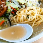 麺工房マルオ - 麺はちょっとだけ平たいもっちりとした中太麺。スープの濁りは塩だれ由来なのかな。あっさりとした旨味の強い動物系のスープです。