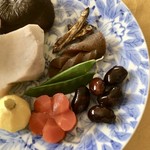 Yamamoto Shouten - おせち料理は全て自家製です。黒豆は五日間かけて煮る (右端)