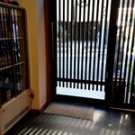 お料理ひろせ - カウンターの真後ろ、少し距離はありますが、玄関。窓とドアから中が見えるので入りやすいお店です。