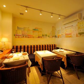 真っ白な壁に、色鮮やかな壁画。目にも愉しい空間が広がります