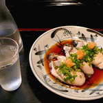 つまみには、厚岸の牡蠣を、ポン酢と紅葉おろしで。 