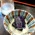 箸休めの茄子漬。酸味ほど良く、口の中がさっぱり締まる。