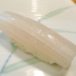 千代田鮨 - アオリイカに、粗塩とすだちを一振り。