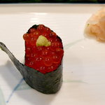 千代田鮨 - プチプチしたいくら。落とさないよう、すっと口に運びます。