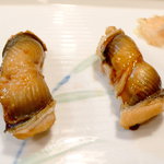 千代田鮨 - ふっくらとした穴子。左は塩すだち、右は煮切りと味わいを変えて。
