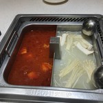 海底撈火鍋 - トマトスープと白湯スープ