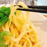 R - 持ち上げるとズッシリ感