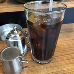 コーデュロイカフェ - ドリンクは「アイスコーヒー」を。ミニサイズではなく通常量出されるのは良心的。