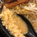 味噌ノ頂 - ニンニクは、ちょっとホンキの量いれて来やがった