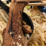 味噌ノ頂 - 炙りバラ肉、漬け込み黒系統。意外にたべるとヨシ！