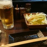 炉端処 一心 - ビールと付きだしのキャベツ