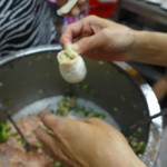 正好鮮肉小籠湯包 - 鮮やかな手つき