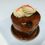 パティスリー ショコラトリー オーディネール - キャラメルバナナとレーズン入りブリオッシュに、キャラメルのお酒をしみ込ませた、サヴァランブルゴーニュ490円