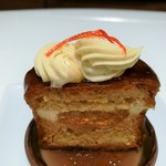 パティスリー ショコラトリー オーディネール - 生地からジュワッと溢れるキャラメルのお酒と、とろけるバナナやレーズン、バタークリームのとろけるハーモニー