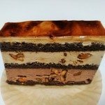 パティスリー ショコラトリー オーディネール - しっとりビスキュイショコラにキャラメルがけの4種ナッツ、ショコラ入りとプレーンのバタークリームがなめらか