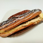 パティスリー ショコラトリー オーディネール - 香ばしく焼き上げたエクレア皮に、マスカルポーネとエスプレッソのティラミスクリーム