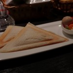 DEN - 燻製たまごのホットサンド