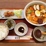 手打ちめん処 宮田屋 - 五目うどん定食（五目うどん、ごはん、唐揚げ、味噌奴、漬物）（950円）