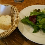 イタリア食堂のら - フォカッチャとサラダ