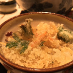 味奈登庵 - 揚げ玉は無料♡ って本当に良いの？  
      どう見ても誰かさんのかき揚げのおこぼれがプリタツ♡  
      ありがたいね