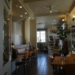 成田専蔵珈琲店 - 店内はカウンターもあります