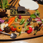 0831 yummy - 2018/12/8 ディナーで利用。
                                ◾️農園野菜のバーニャカウダ〜スコップを片手に農作業〜