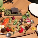 0831 yummy - 2018/12/8 ディナーで利用。
                                ◾️農園野菜のバーニャカウダ〜スコップを片手に農作業〜