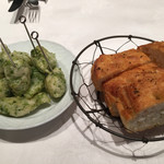 VIA Brianza - フォカッチャ、アオサの揚げ物、潮味うまっ。