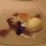 ソラリア - アーモンドのケーキとバニラアイス、プリン