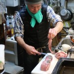 生ホルモン処 おさむちゃん。 - タンを捌くおさむちゃん♪
      捨てる場所なくスープになります✨