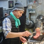 生ホルモン処 おさむちゃん。 - 名物のタンステーキを焼くおさむちゃん