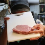 生ホルモン処 おさむちゃん。 - シャトーブリアンとおさむちゃん♪
      覗き見が流行ってるみたい(笑)
      穴から覗く目が可愛いw