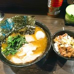 家系ラーメン クックら - ラーメン並  ¥700 愛情入り    ミニチャーシュー丼 ¥150