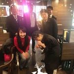 大陸 - 照れる田中さんを囲んで