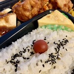 若増伊平寿司本舗 - 日替わり弁当(¥450) カリカリ梅&ごま