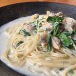 エントランス - 料理写真:アサリと春菊のクリームソース(buffet付:1058円:税込) 「アサリのむき身」はタップリ入っていますが、ソースにはアサリの出汁を殆ど感じないですね。