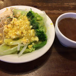 ナポリの食卓 - サラダとおかわり自由のコーヒーです