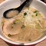 ラーメン海鳴 名古屋驛麺通り店 - 魚介とんこつラーメン　名古屋で有名なチェーン店、スガキヤとたいして変わらない味(もちろん、スガキヤはおいしいです◎)。しかも安いっ！！それに780円払うなら、スガキヤに行きます！！　2018/12/06