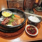 焼肉の松屋　 - ランチにはサラダのほか、スープとご飯がつき、ご飯はお代わりできます。