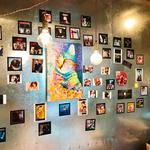 ラフ&タフ コーヒースタンド - 店内の壁面