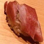 鮨 さかい - 蛇腹の大トロ。噛みしめる愉しみのために敢えての立体切り。ほとばしる甘い脂