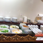 クンメー - サラダとコーヒーがフリーのランチタイム