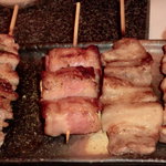 Yakitori Toriyan - ガーリック焼き120円・ねぎベーコン120円・豚串１００円・鳥串100円