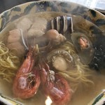 Kaizokusen - エビとつぶ貝はまるごと入っているワイルド海鮮ラーメンでした。