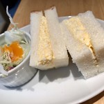カフェ・ラシュール - ブレンド¥420でBセットのサンドイッチ、サラダ