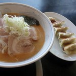 Shokujidokoro Inakaya - 味噌チャーシュー麺と餃子